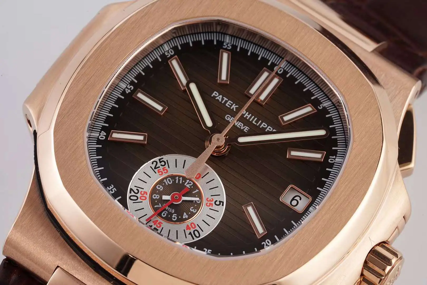 Nautilus Chronograph 5980/R-001 en oro rosa con correa de piel marrón - Imagen 3