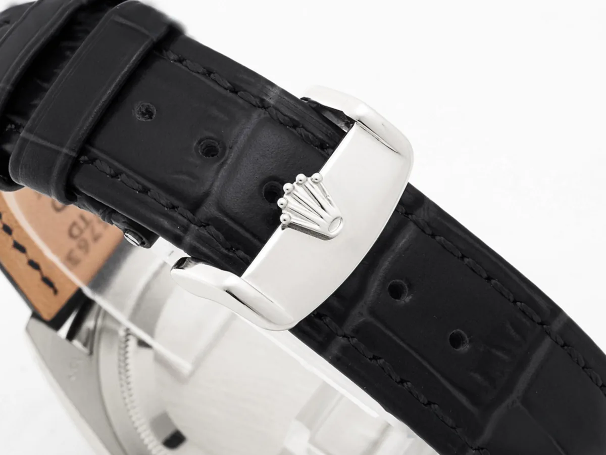 Day-Date 40 cadran bleu en or blanc sur bracelet en cuir – Image 9