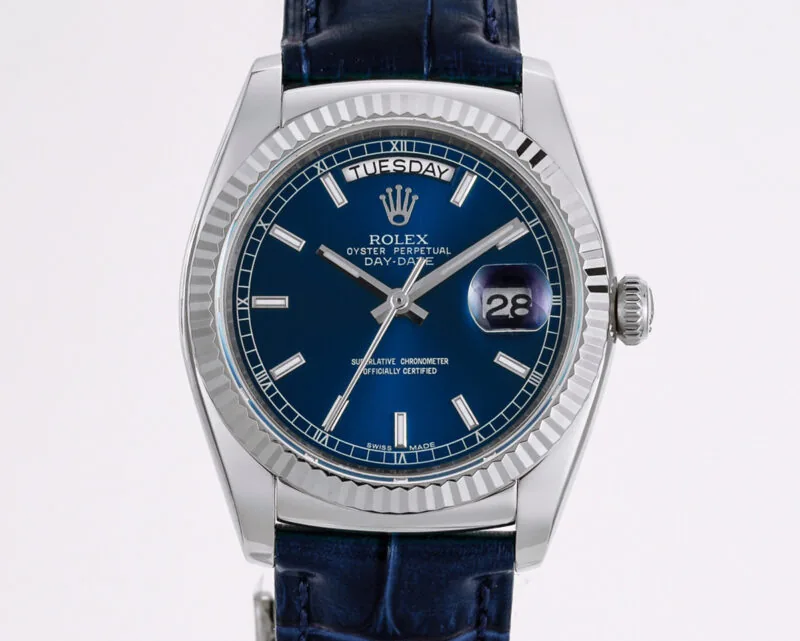 Day-Date 40 cadran bleu en or blanc sur bracelet en cuir – Image 4