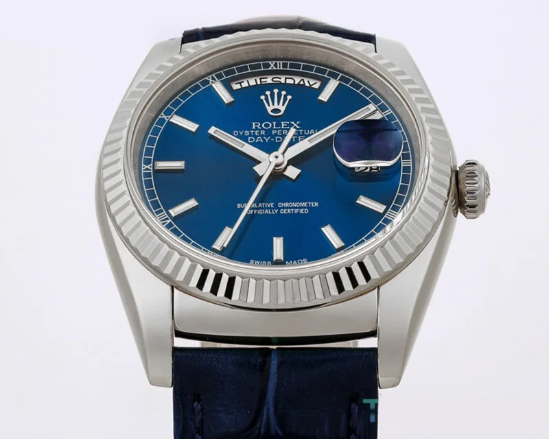 Day-Date 40 cadran bleu en or blanc sur bracelet en cuir – Image 5