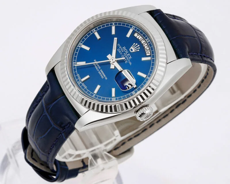 Day-Date 40 cadran bleu en or blanc sur bracelet en cuir – Image 3