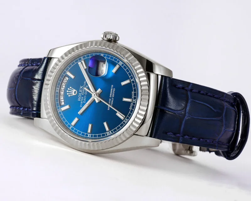 Day-Date 40 cadran bleu en or blanc sur bracelet en cuir – Image 2