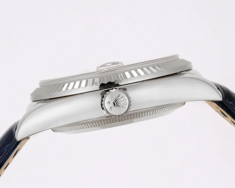 Day-Date 40 cadran bleu en or blanc sur bracelet en cuir – Image 6