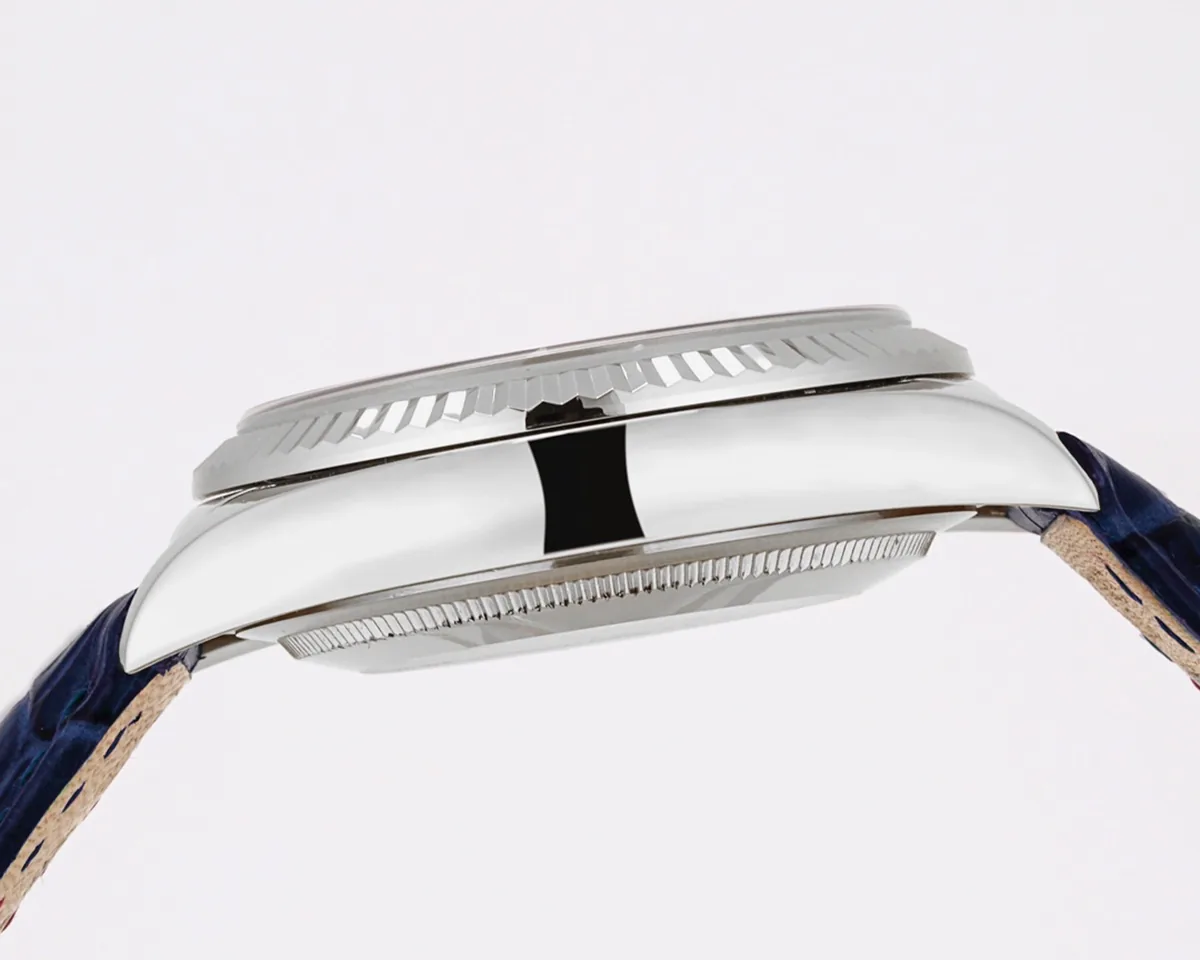 Day-Date 40 cadran bleu en or blanc sur bracelet en cuir – Image 7