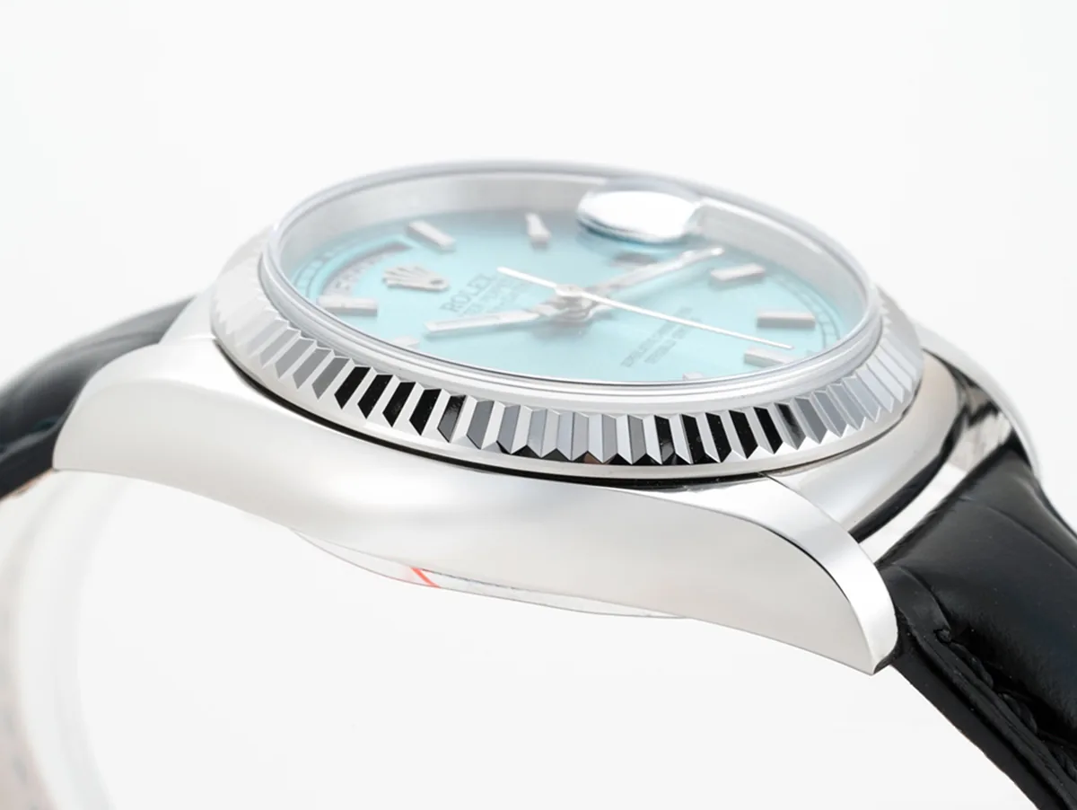 Day-Date 40 quadrante Ice Blue in oro bianco su cinturino in pelle - immagine 6