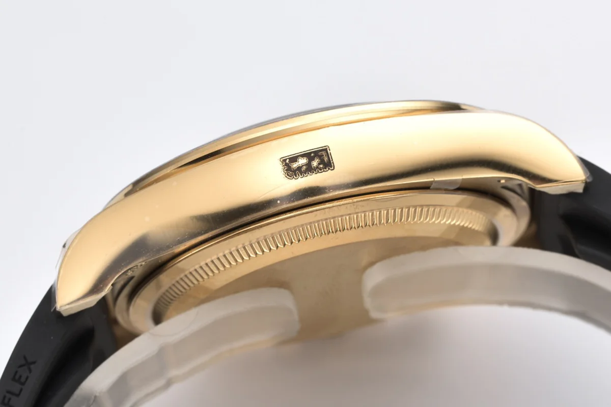 Daytona 126518LN Golden and Bright Black Dial in Yellow Gold on Rubber Strap