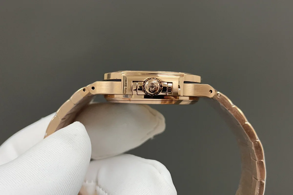 Nautilus 7118 Blue Dial with Diamond Markers in Rose Gold